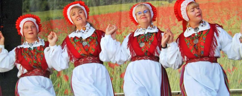 Estonian ladies sing.