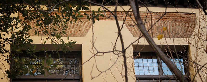 Paraguas de ladrillo cocido el de estas ventanas